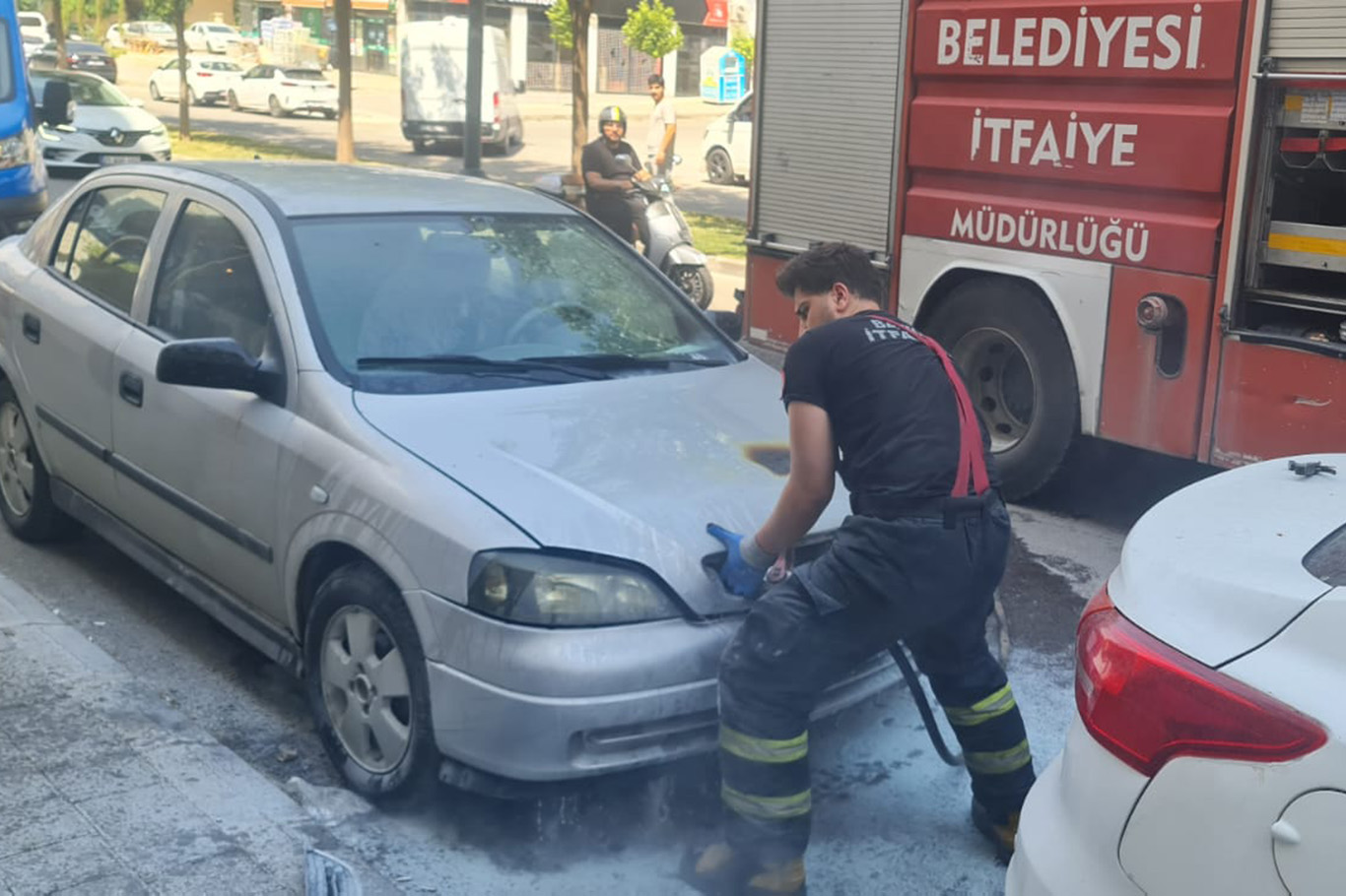 Park halindeki otomobil alev aldı