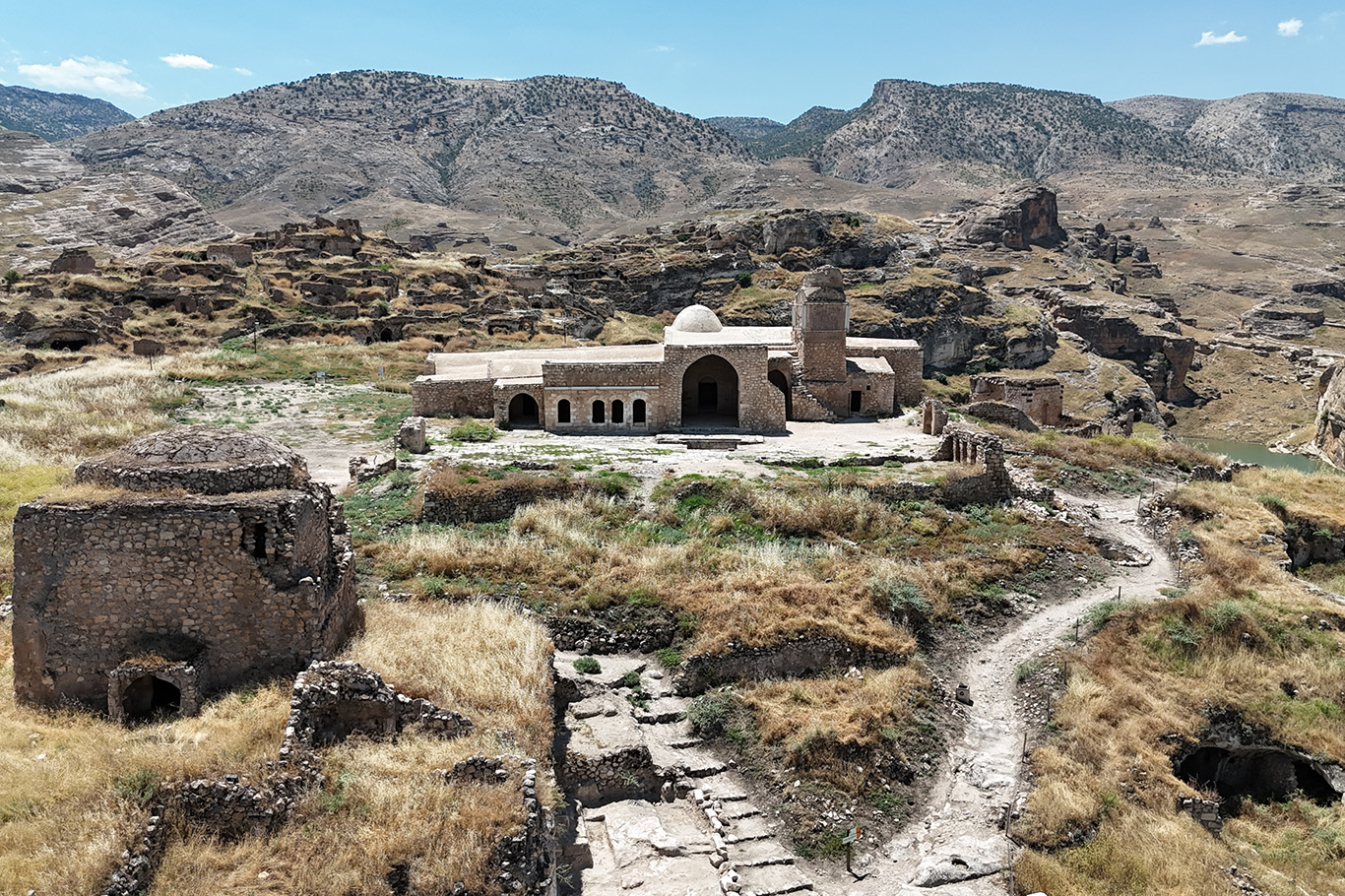 Tarihi camii yıkılma tehlikesiyle karşı karşıya