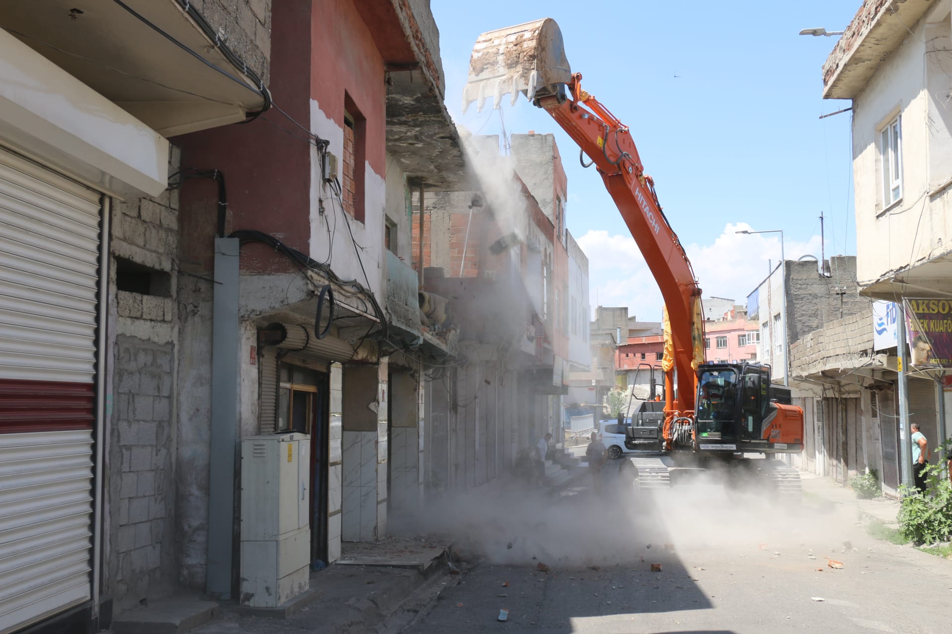Tehlike saçan yapılar yıkılıyor