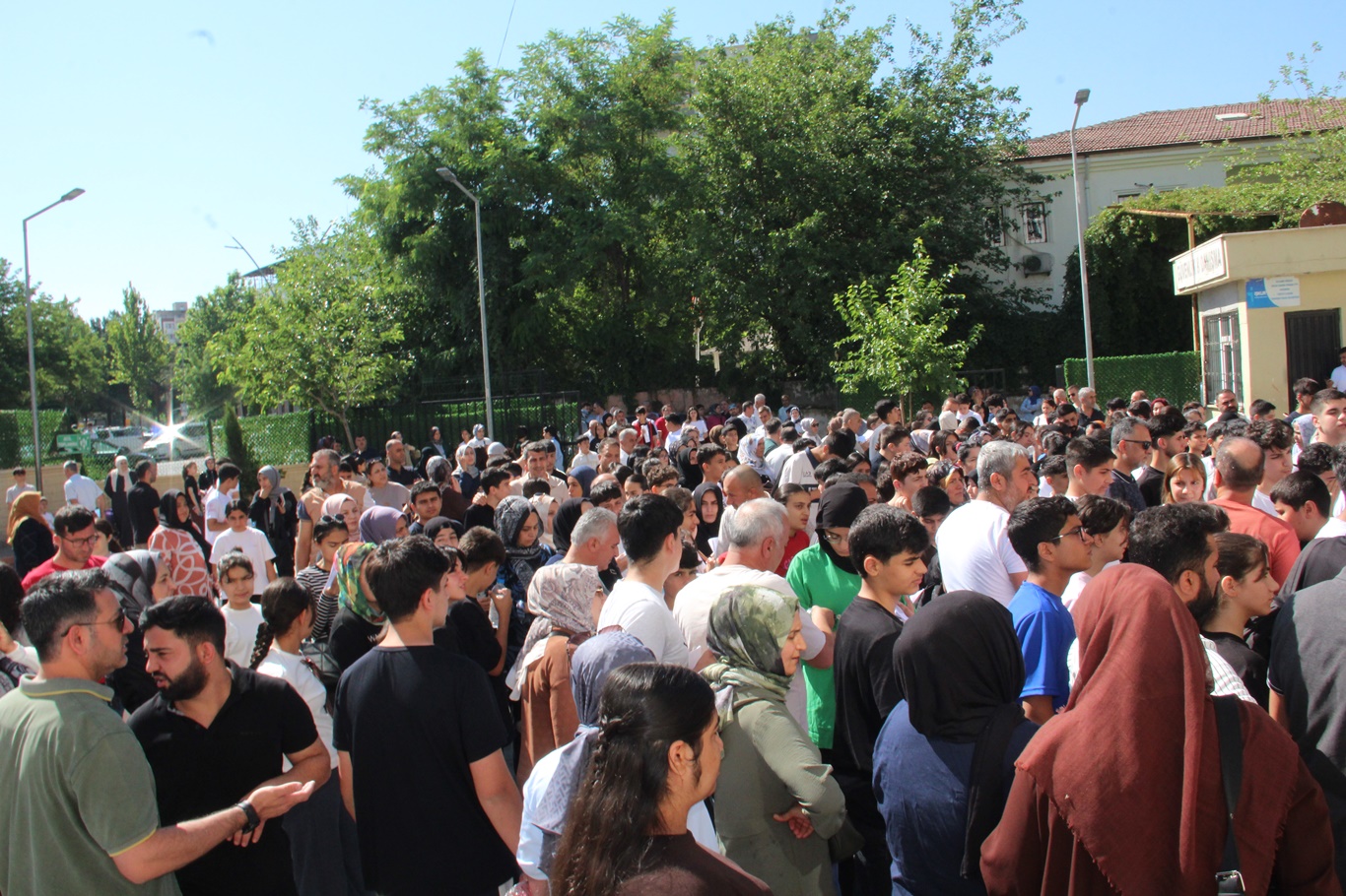 Veliler dua etti, öğrenciler ter döktü