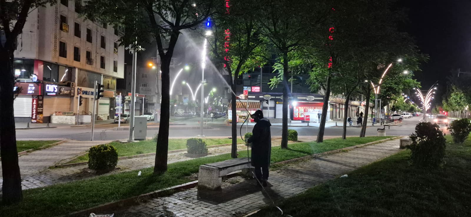 Yeşil alanlara gece mesaisi