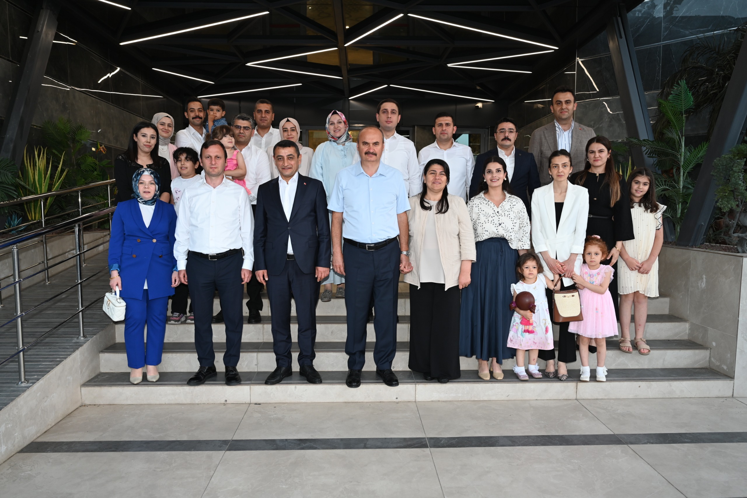 Yol arkadaşlarını uğurladı