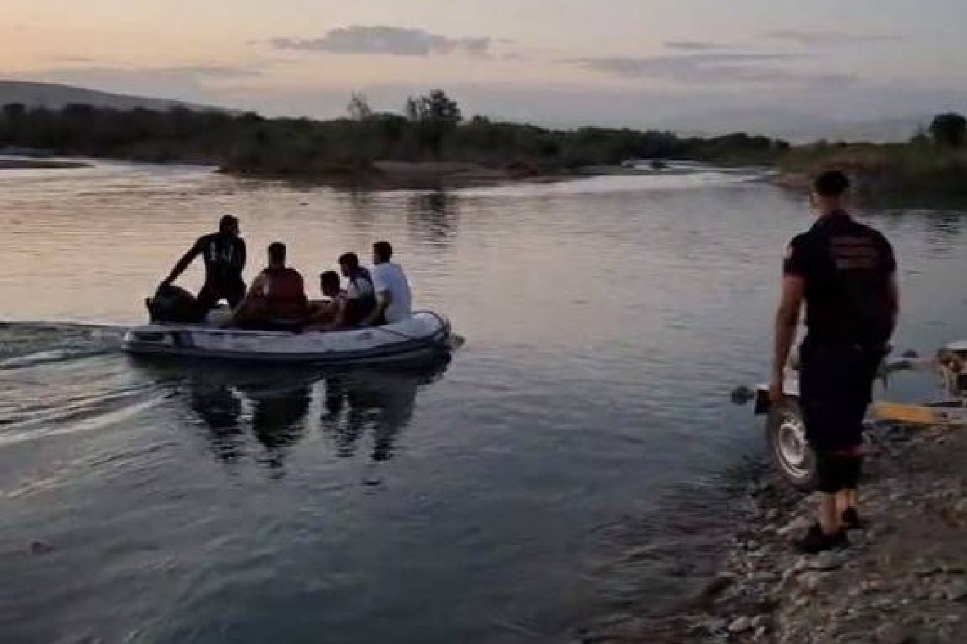 Yükselen su seviyesi 5 kişiyi mahsur bıraktı
