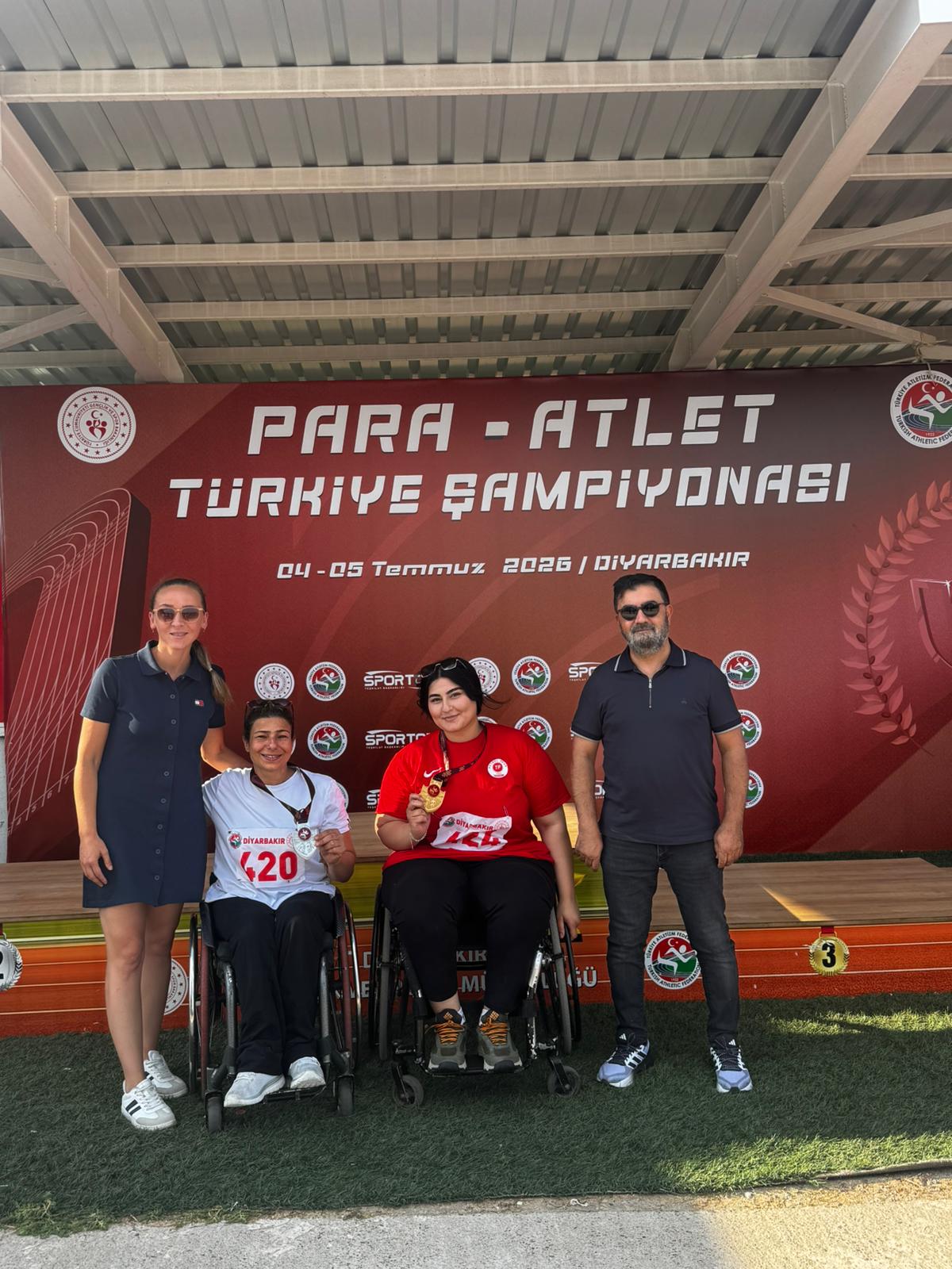 Ayşenur’dan çifte altın gururu