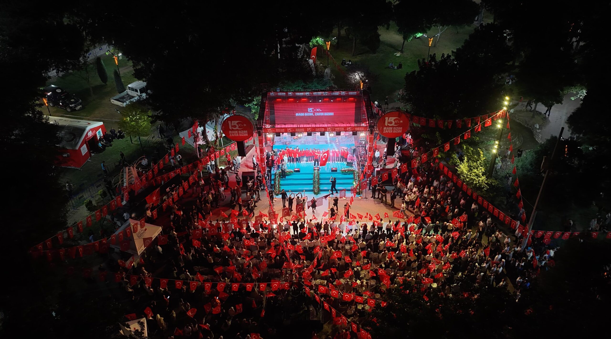 DEMOKRASİYE VEFA SELİ