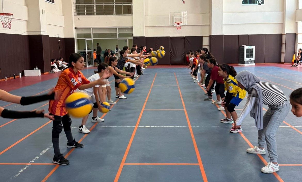 Geleceğin voleybolcuları yetişiyor