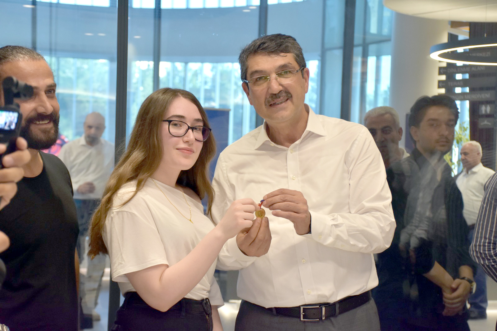 Türkiye Derecesi Yapan Öğrencilere Tam Altın Ödülü