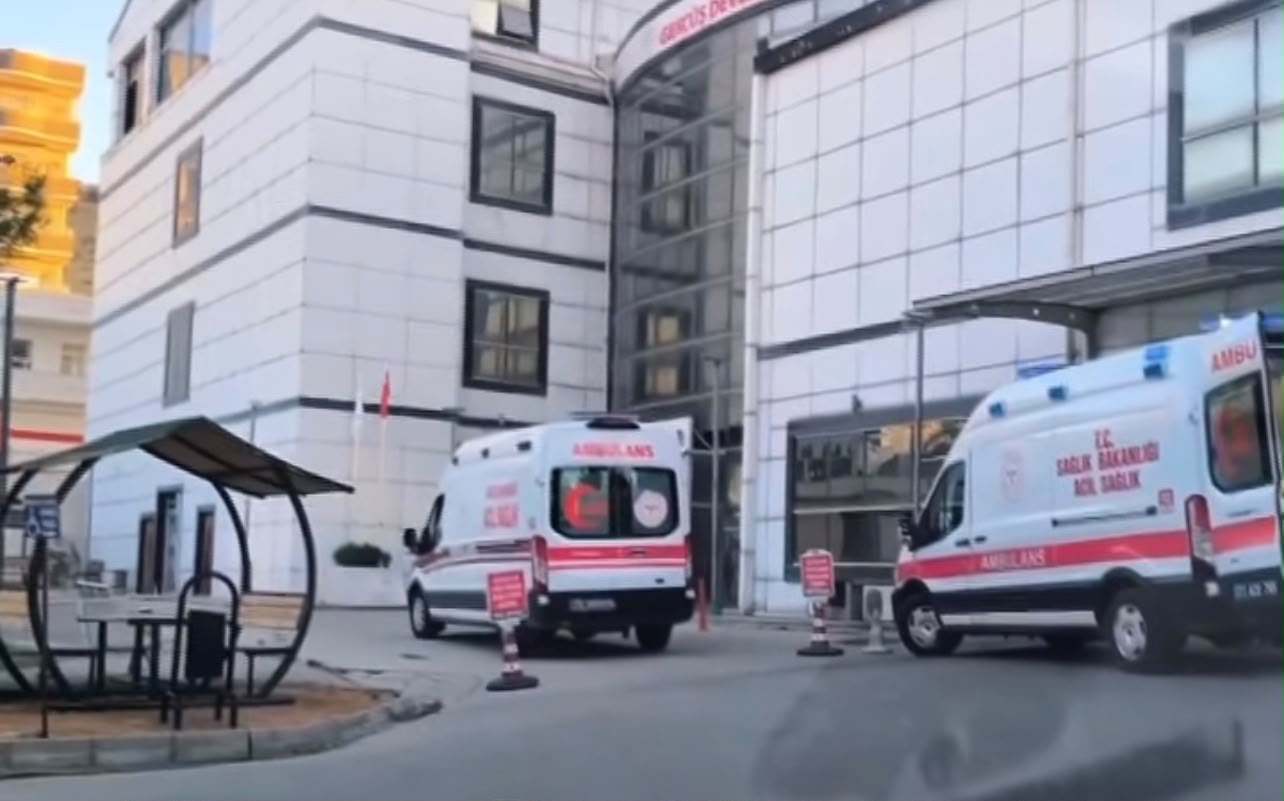 İnşaat iskelesi çöktü: 3 Yaralı