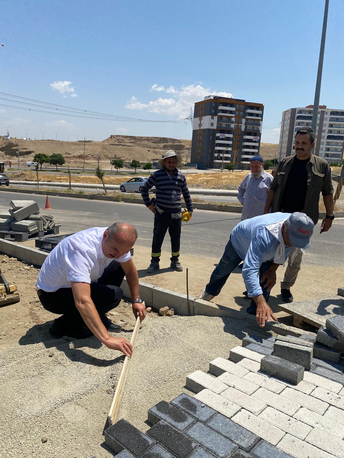 Kaldırım çalışmalarını yerinde denetledi