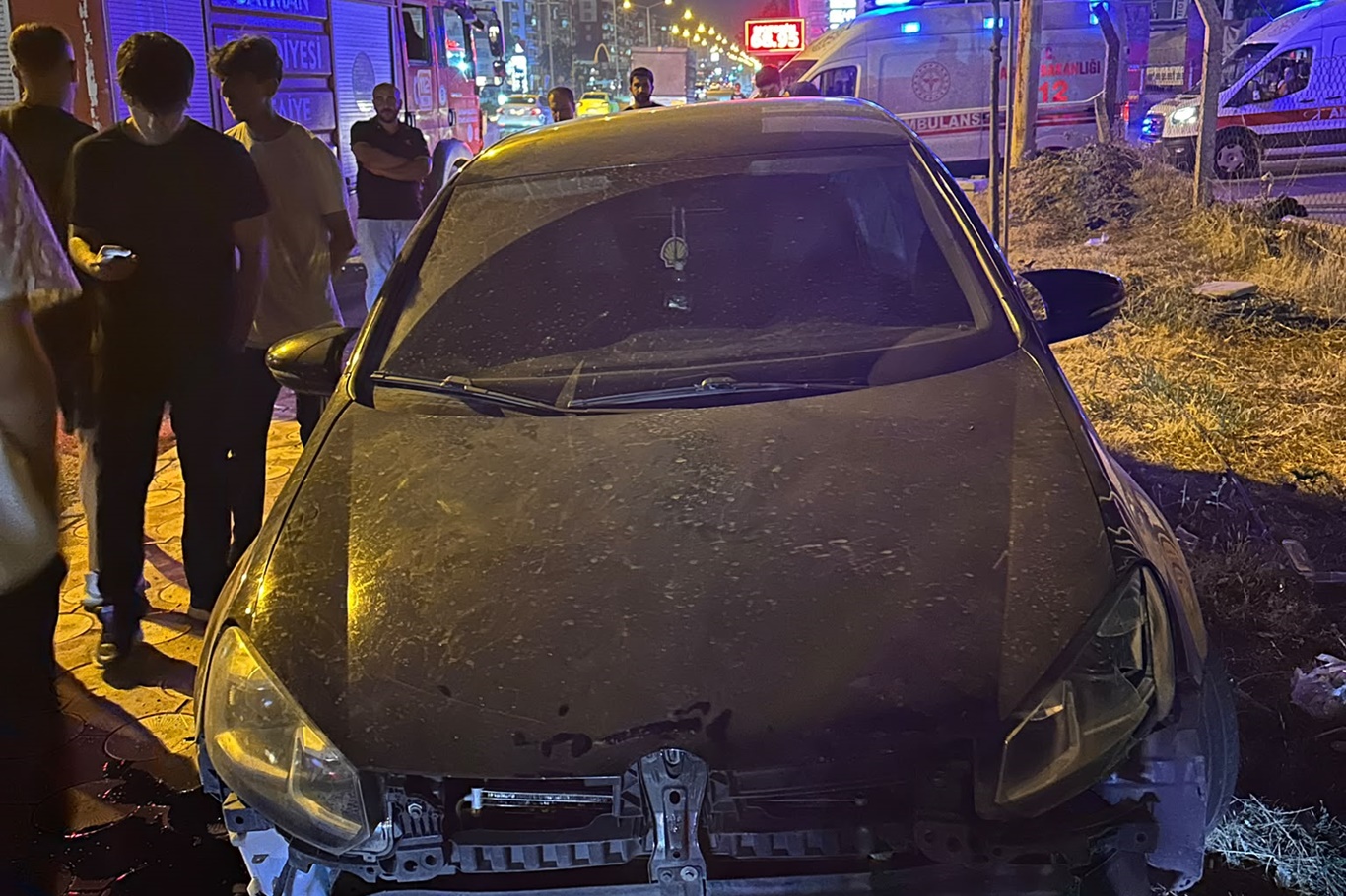Kontrolden çıkan araç orta refüjde durdu