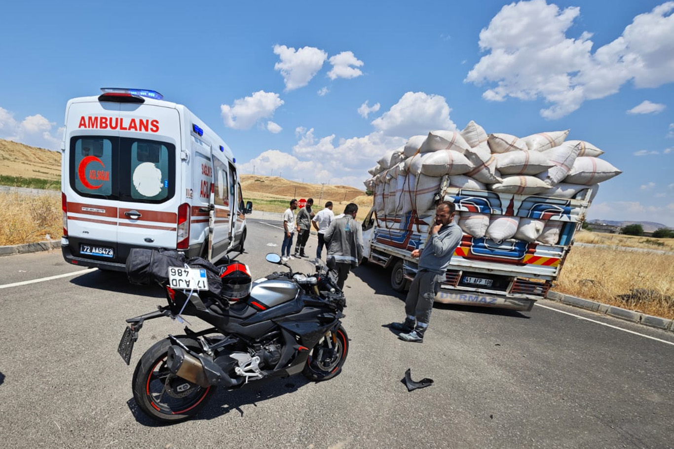 Motosiklet ile kamyonet çarpıştı