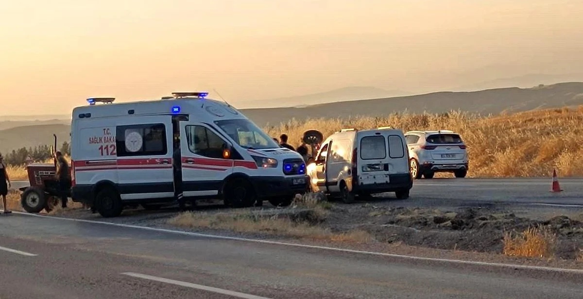 Otomobil ve traktör çarpıştı