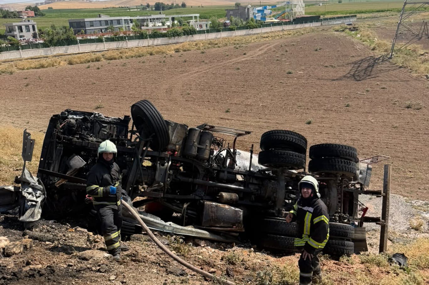 Beton mikseri şarampole yuvarlandı