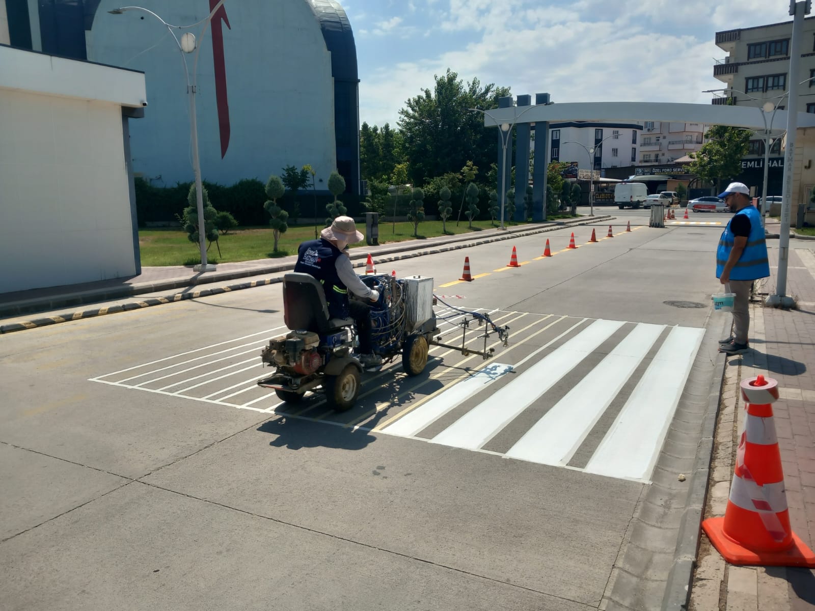 Yaya geçitleri ve yol çizgileri yenileniyor