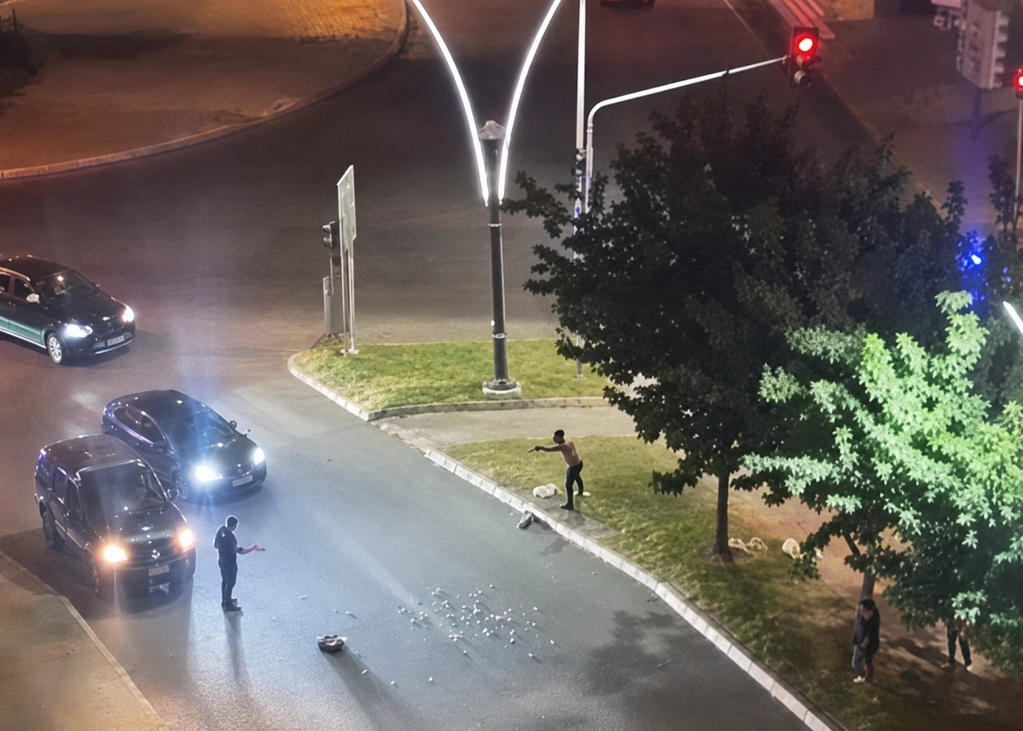 Bıçaklı şahıs polisi alarma geçirdi