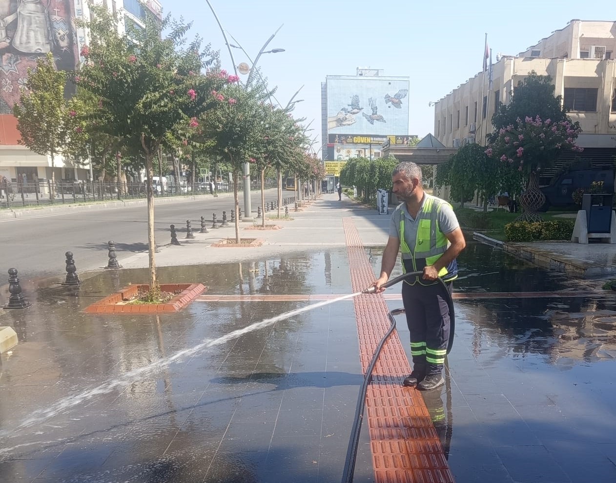 Cadde ve bulvarlar suyla yıkanıyor