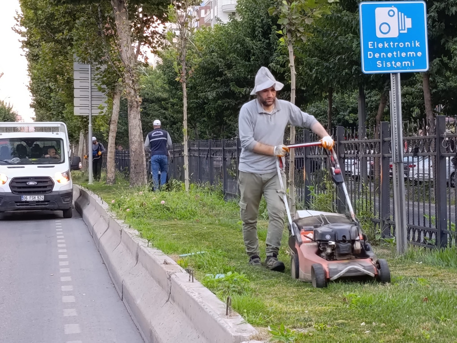 Caddelerde yabani ot mesaisi