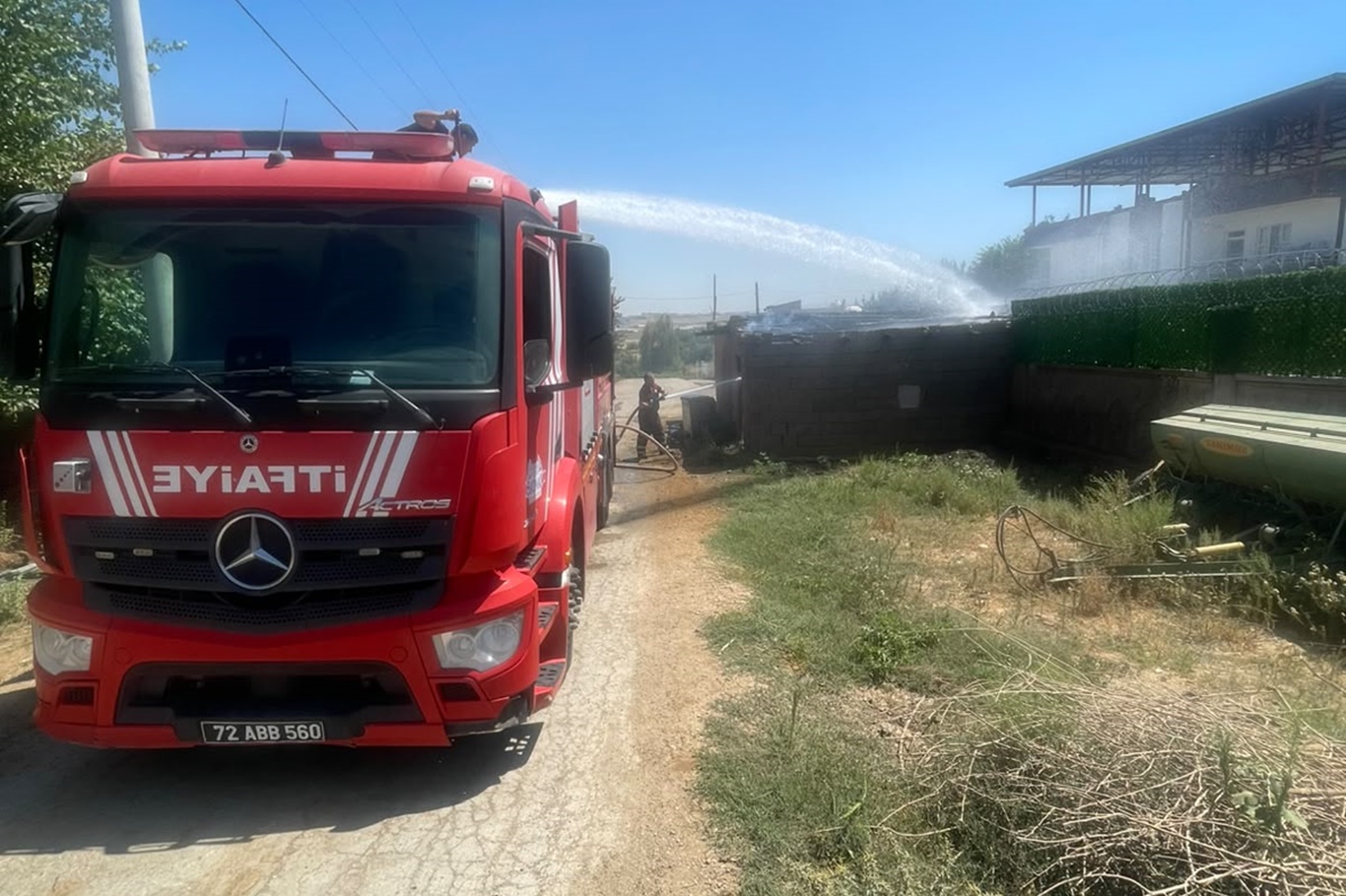 Demirli mezrasında ahır yangını