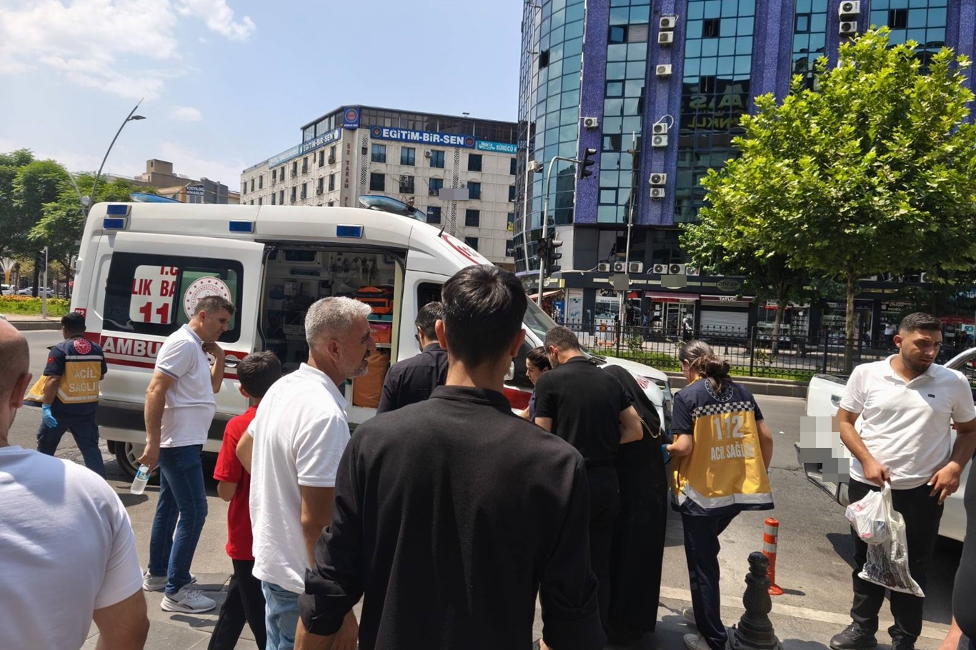 Karşıya geçmek isterken araç çarptı