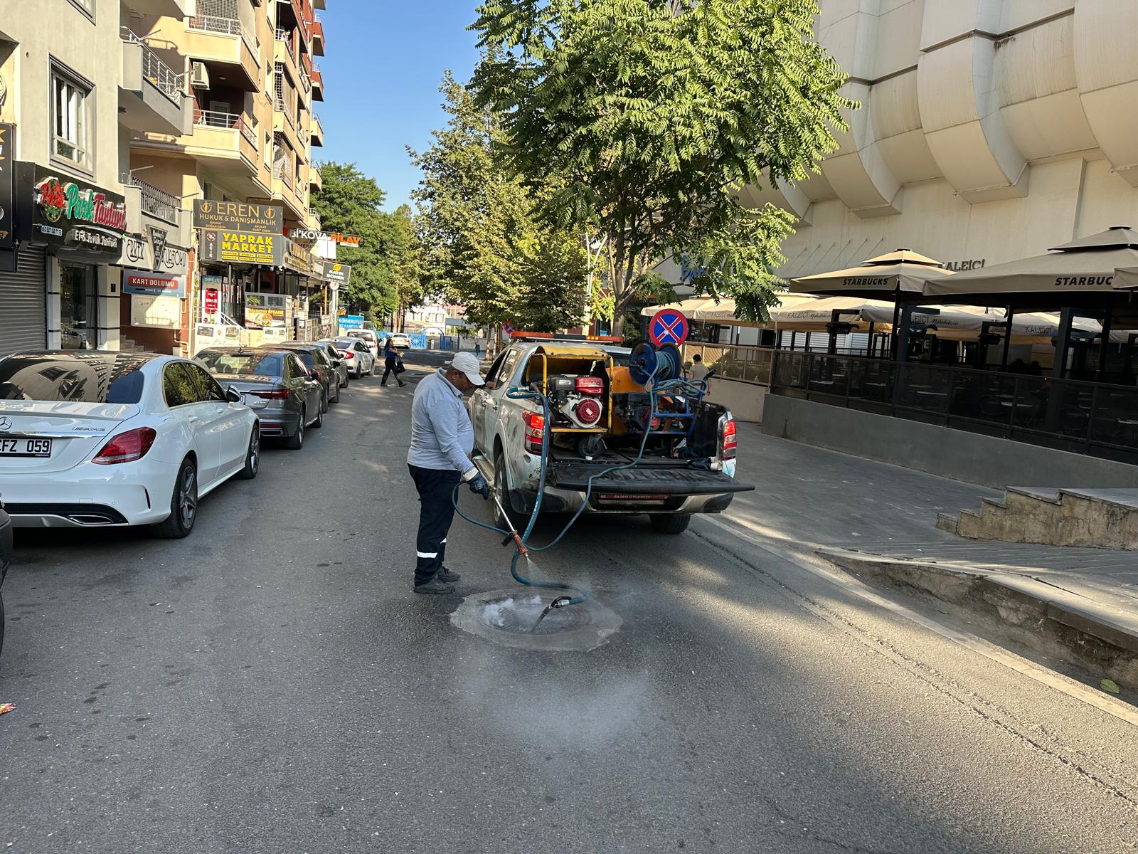 Kentte haşere mesaisi sürüyor