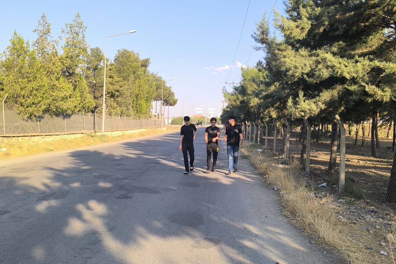 Okul yolunda kaldırım tehlikesi