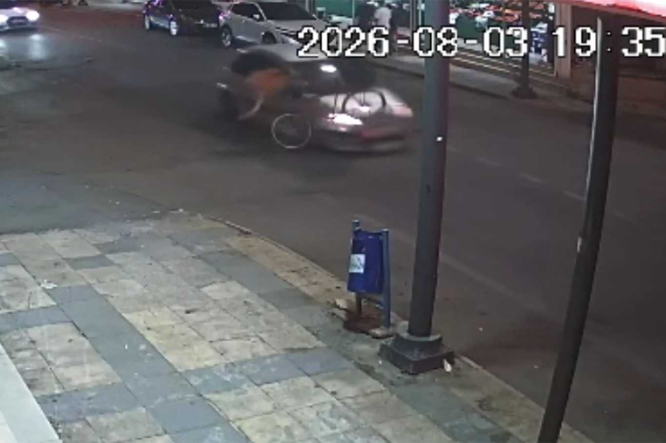 Otomobil ile bisiklet çarpıştı