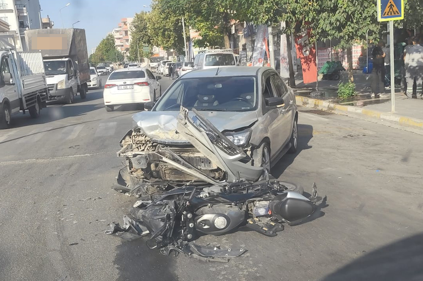 Otomobille motosiklet çarpıştı