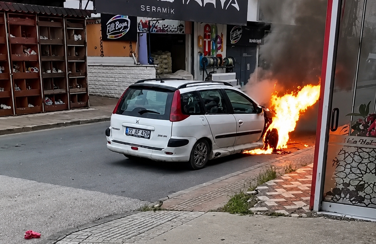 Seyir halindeki otomobil alev aldı