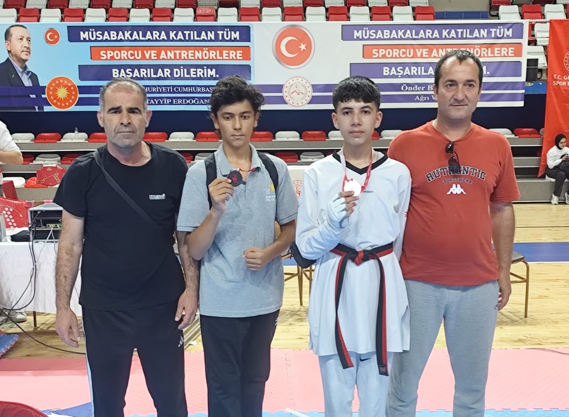 Taekwondoculardan çifte madalya