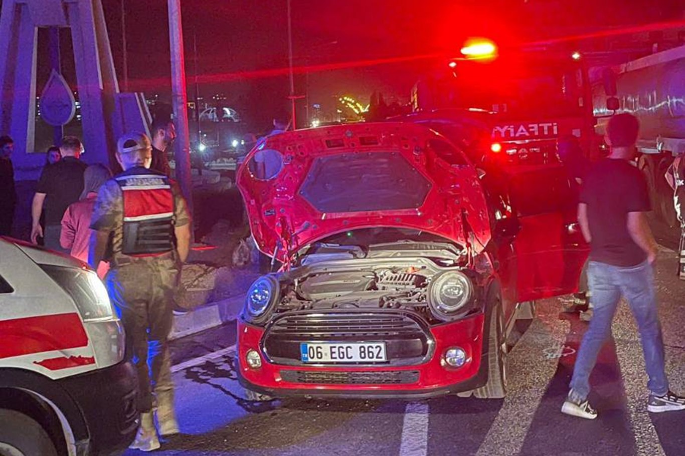 Tankerle otomobil çarpıştı