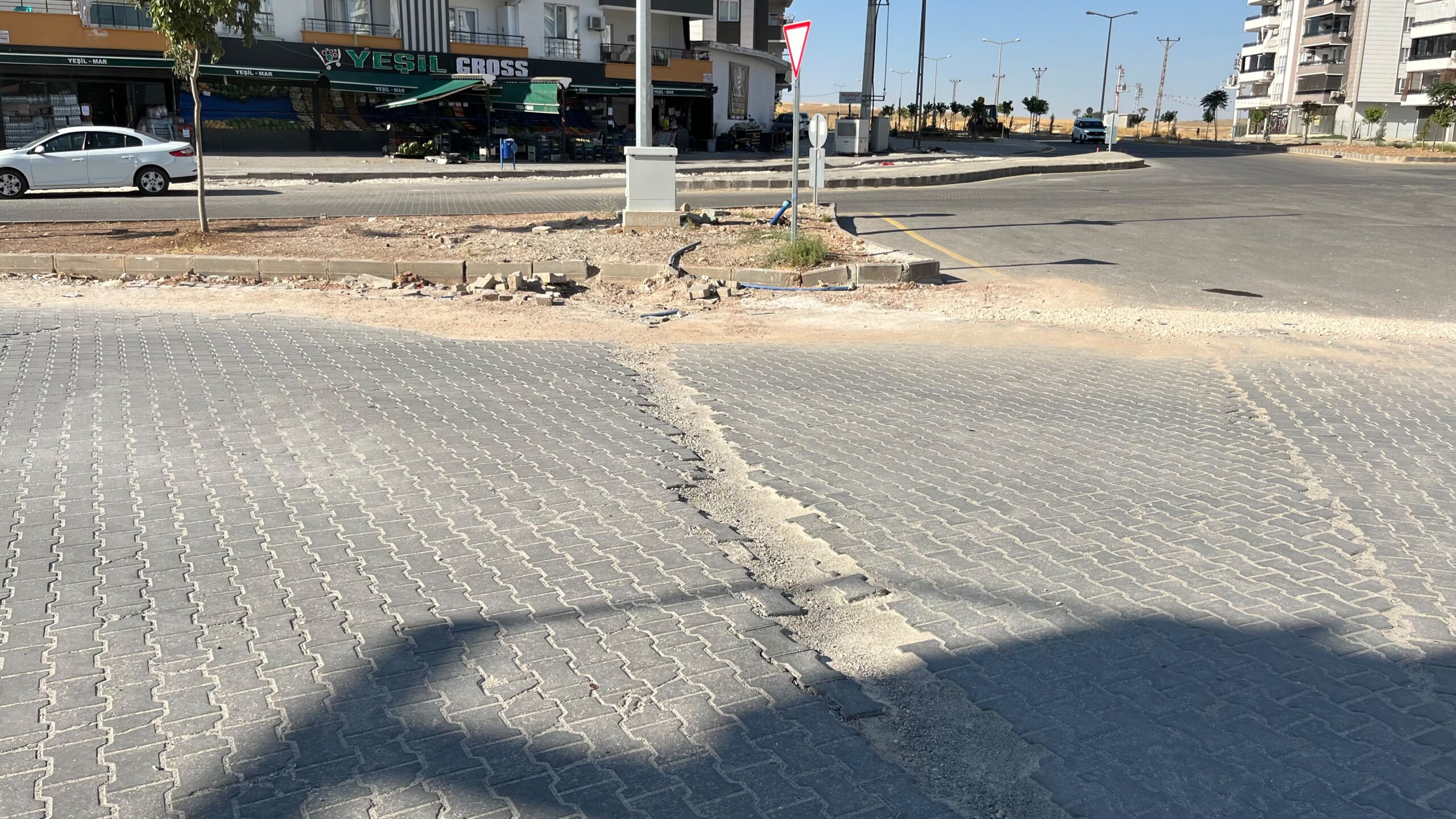 Yoldan çıkan pikap tarlaya uçtu