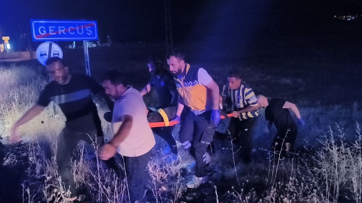 Yoldan çıkan pikap tarlaya uçtu
