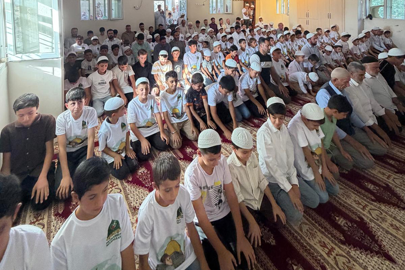 Çocuklar namaz için buluştu