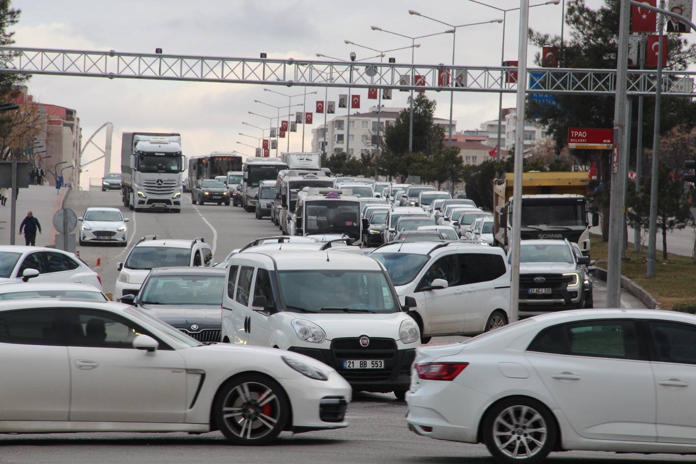 Okul trafiği için sürücülere uyarı