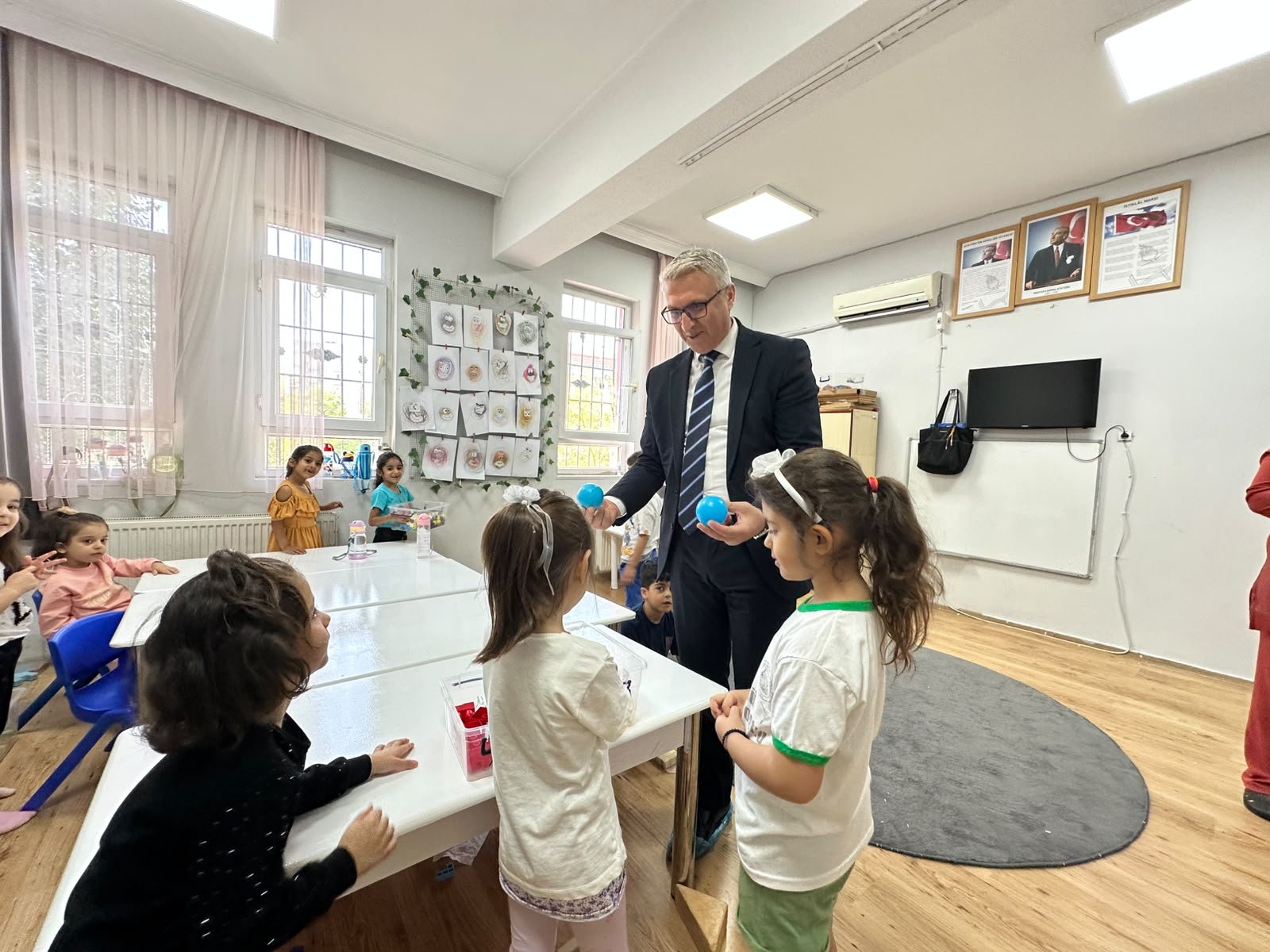 Anaokulunda miniklerle buluştu