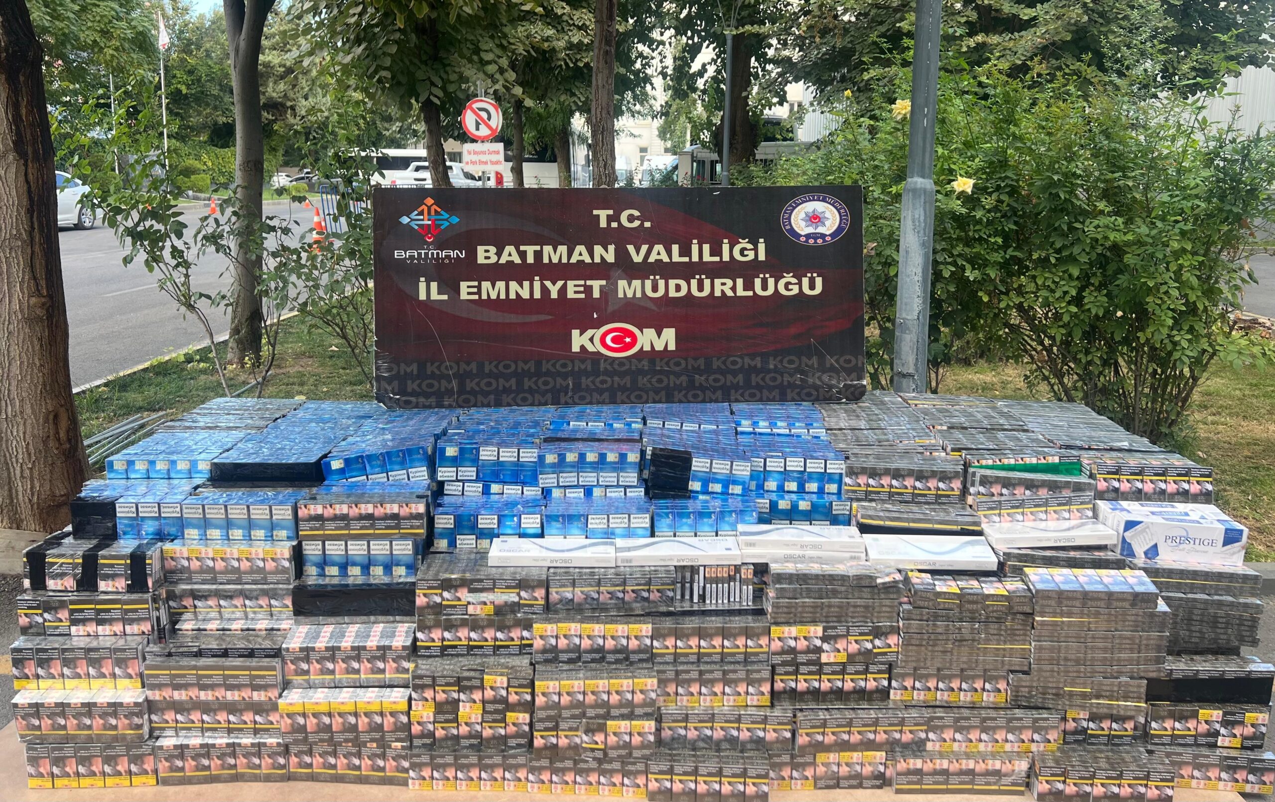 Araçtan kaçak sigara fışkırdı