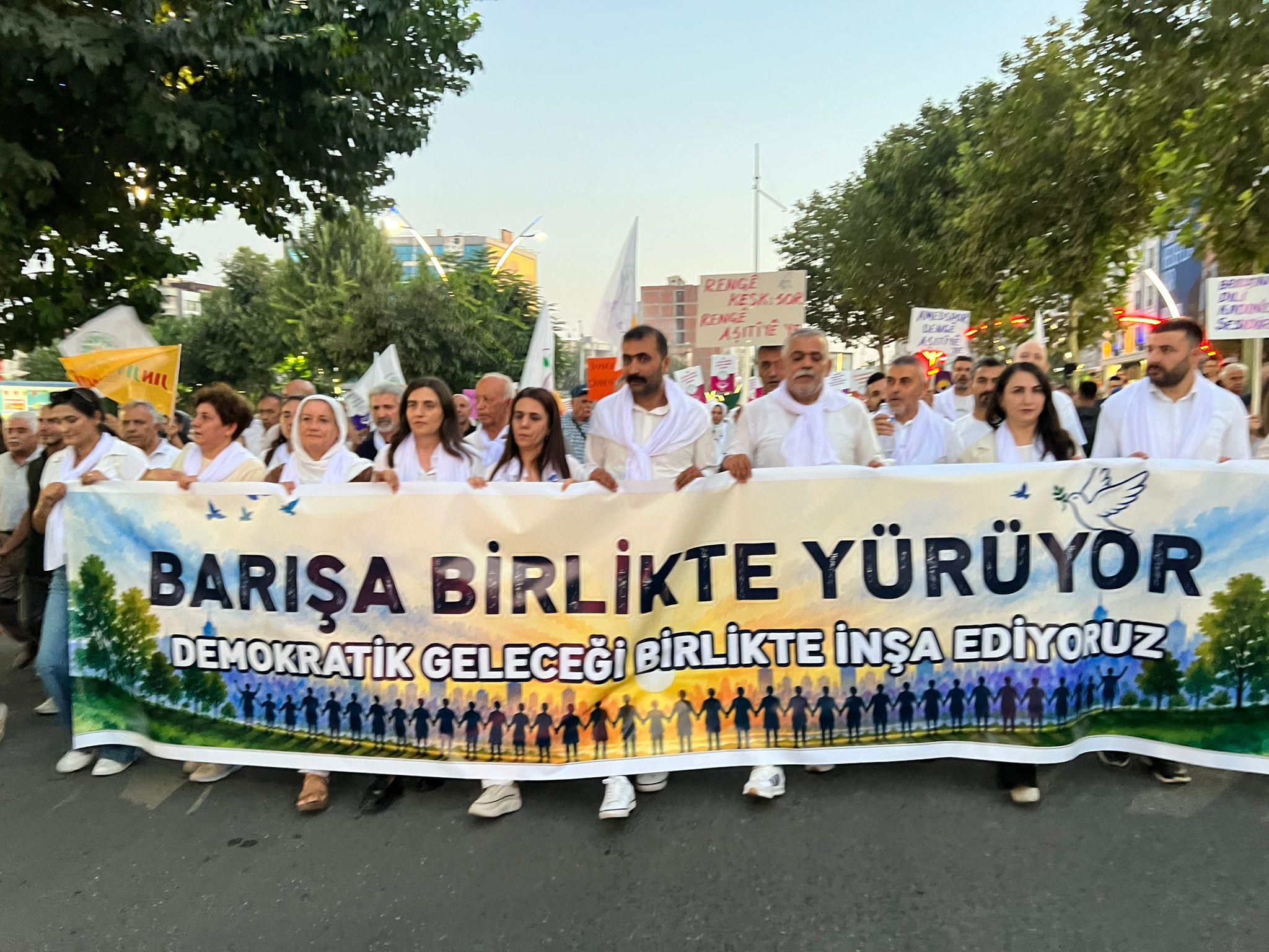 BARIŞ İÇİN YÜRÜDÜLER
