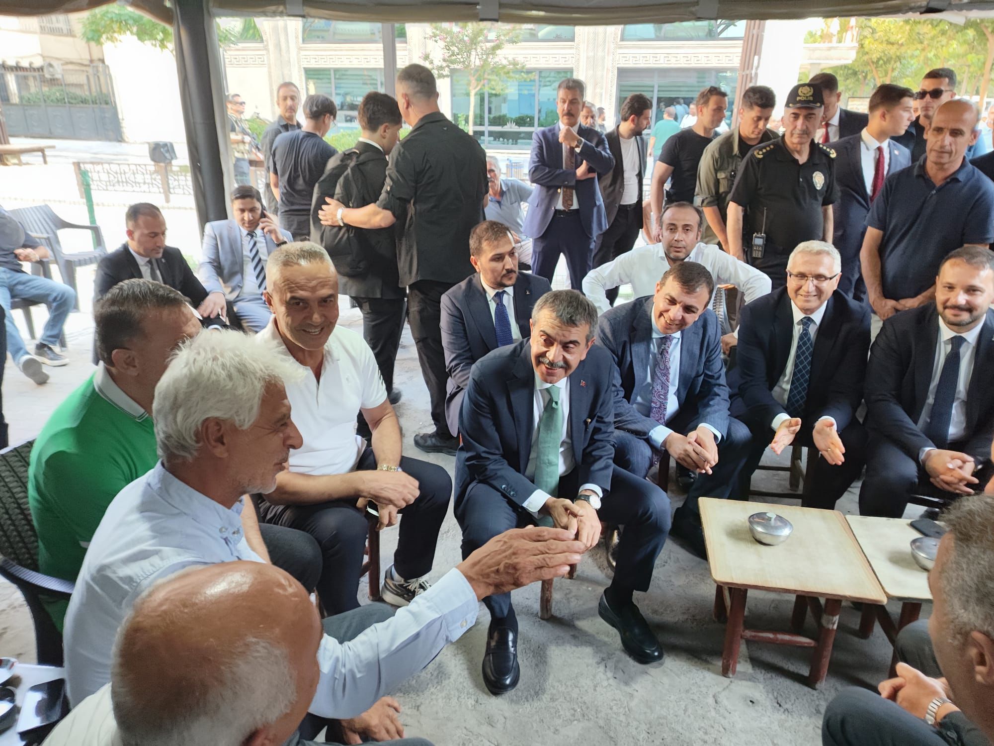 Bakan Tekin, çay evinde vatandaşı dinledi