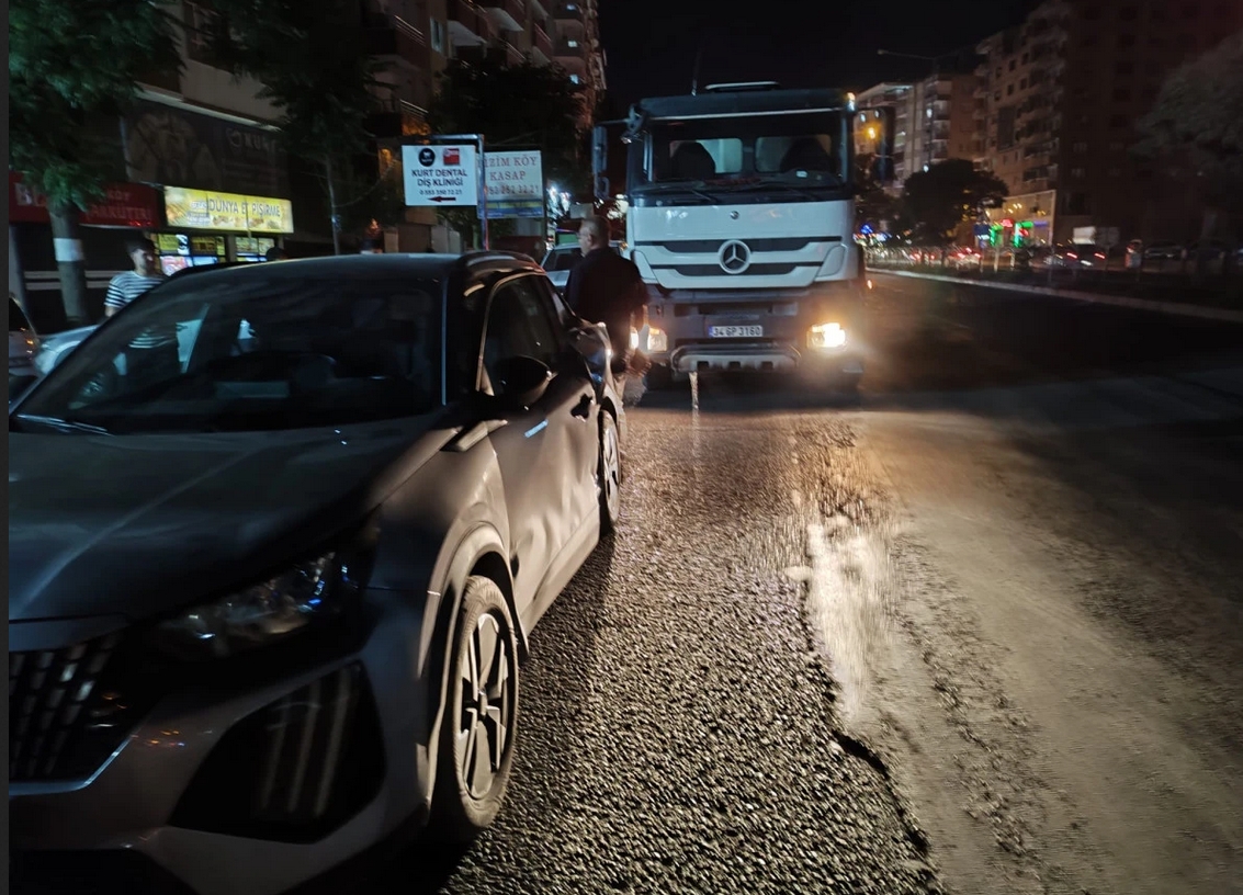 Beton mikseri ile otomobil çarpıştı
