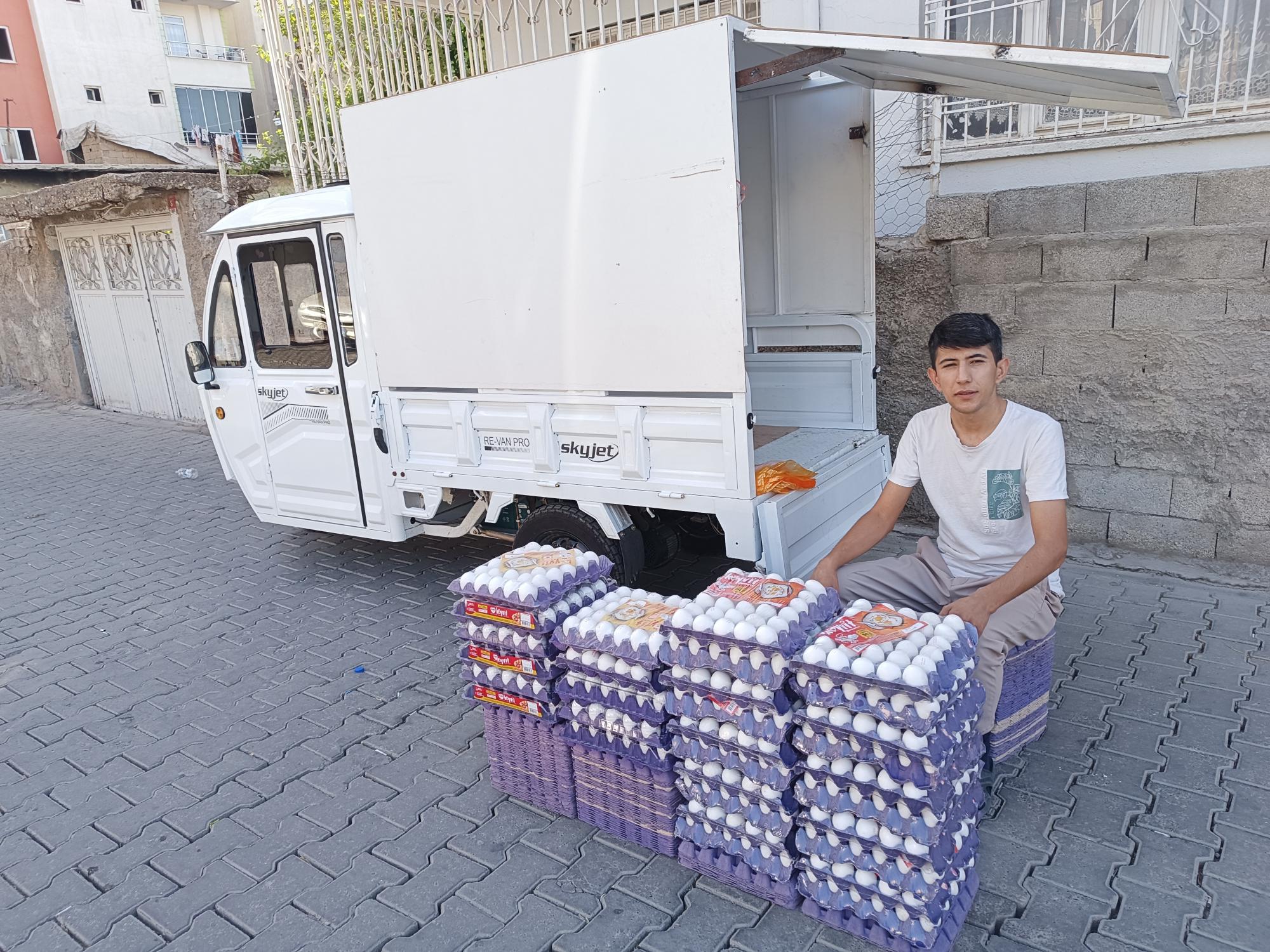 Ekmeğini yumurtadan çıkarıyor