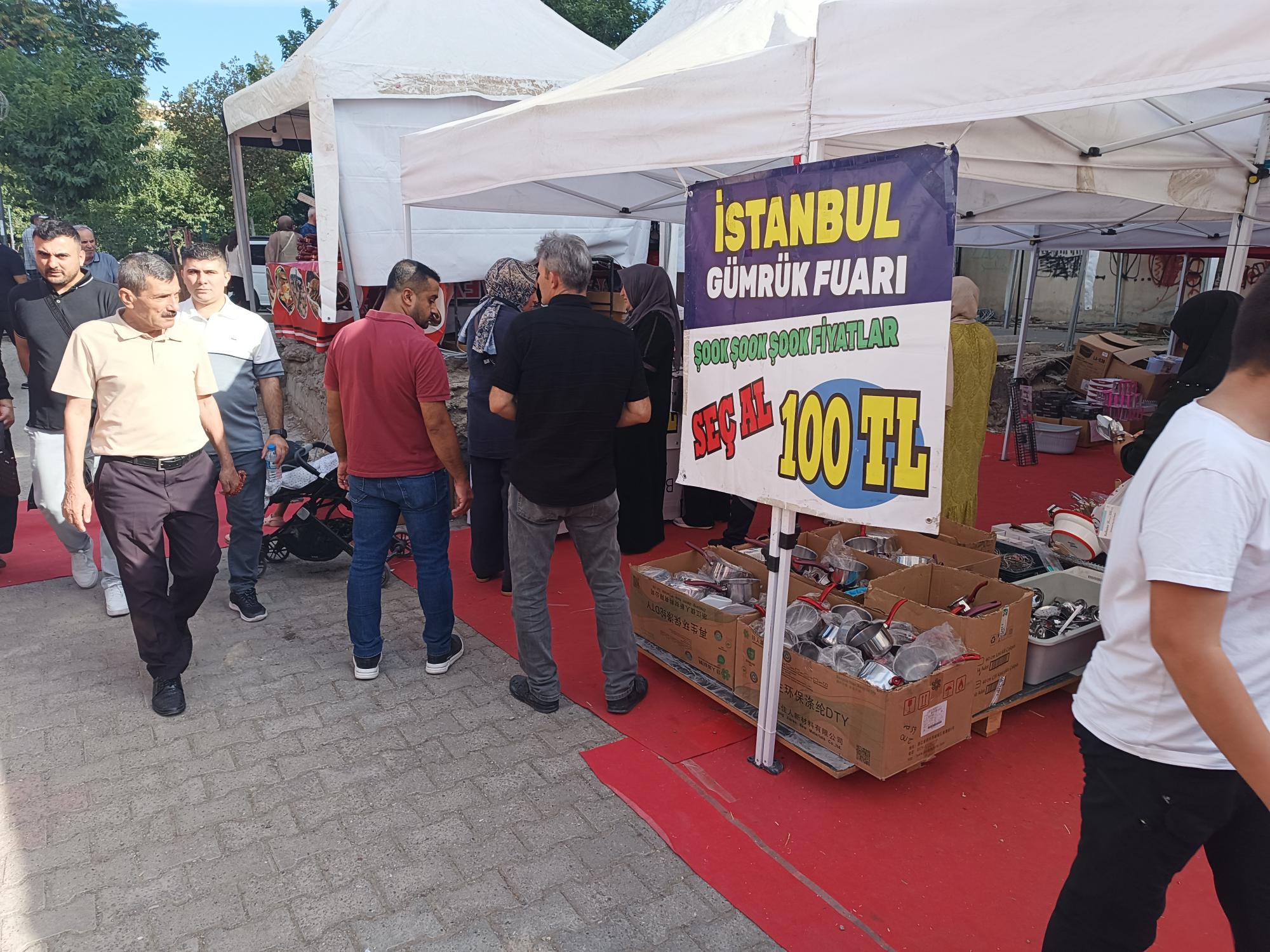 Festival alanında alışveriş hareketliliği