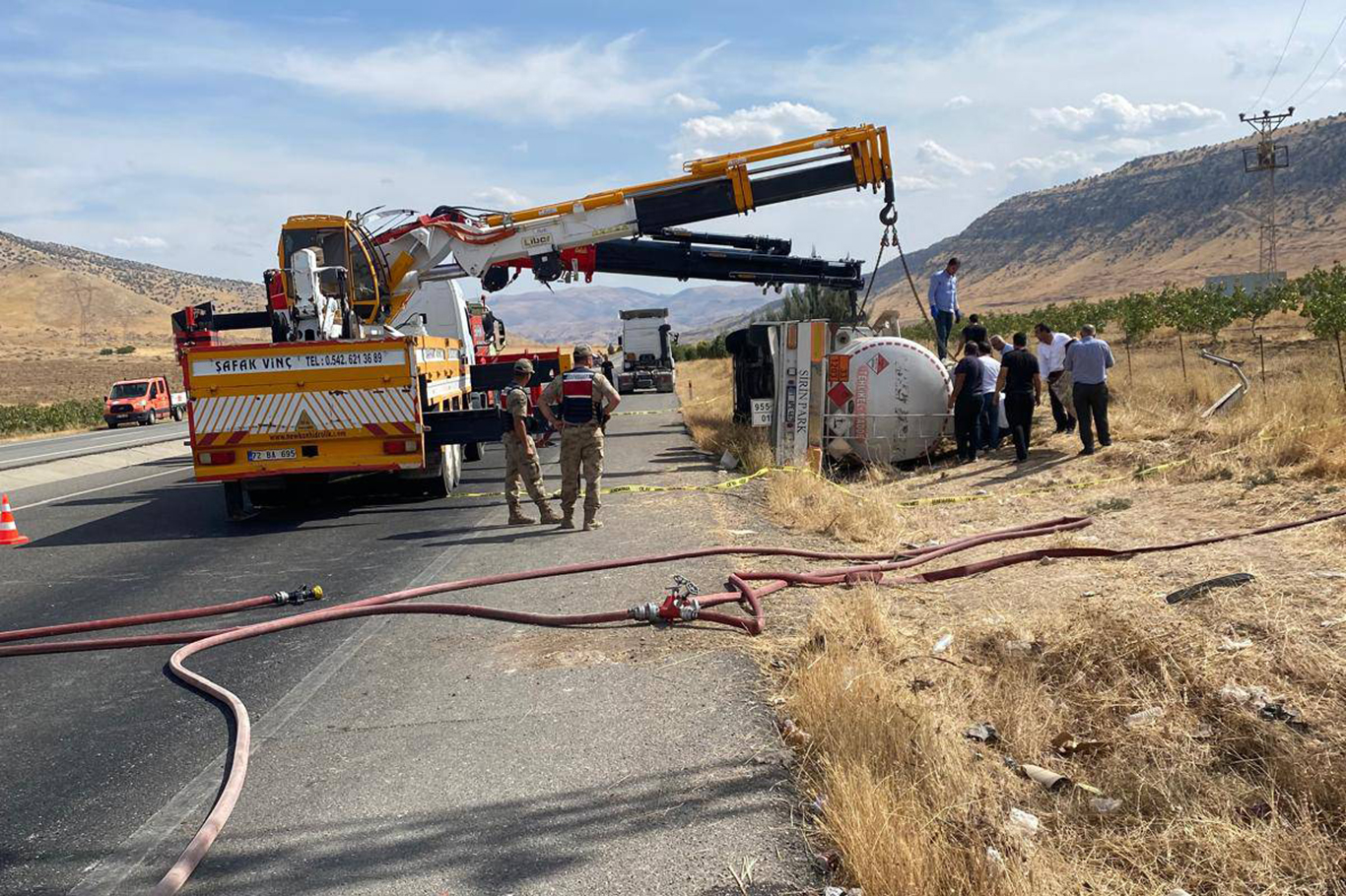Hasankeyf yolunda tanker devrildi