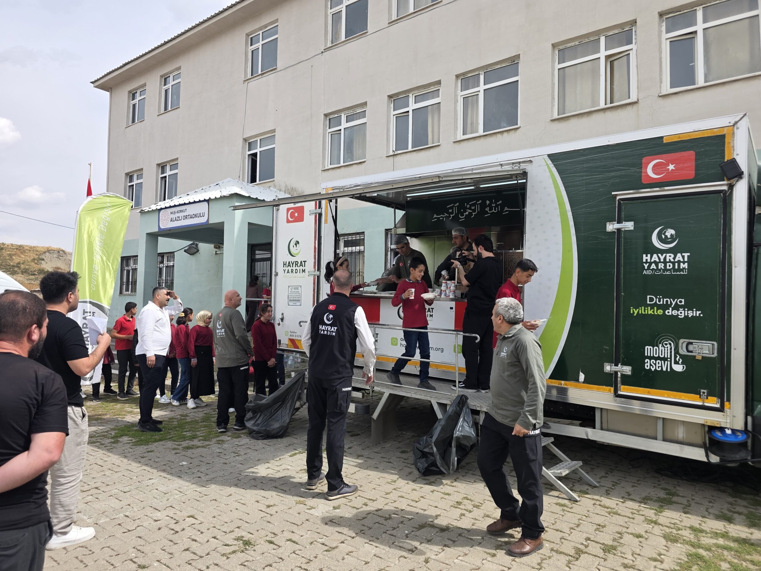 Hayrat’tan 750 öğrenciye kışlık destek
