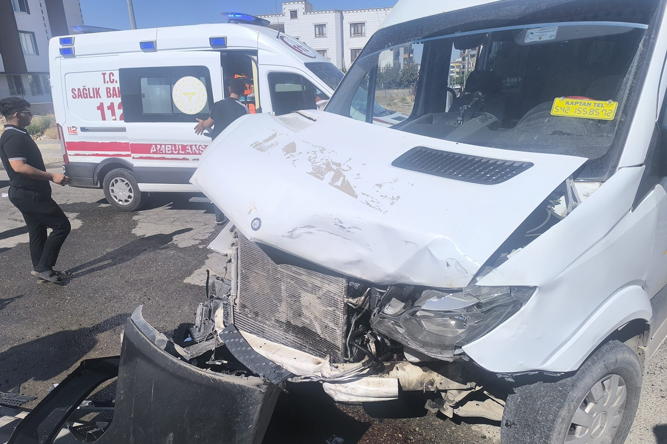 Minibüs ile ticari araç çarpıştı