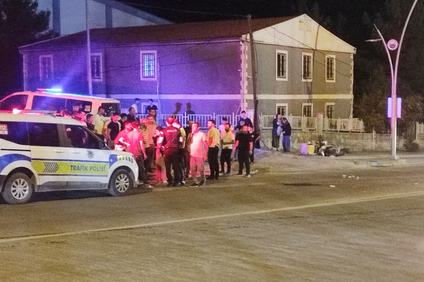 Motosikletli kurye ile otomobil çarpıştı