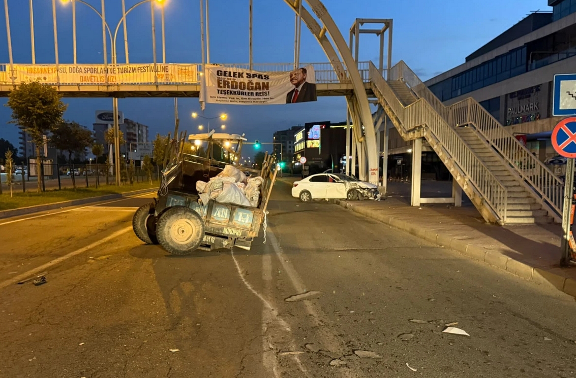 Traktör otomobile çarptı: 2 Yaralı