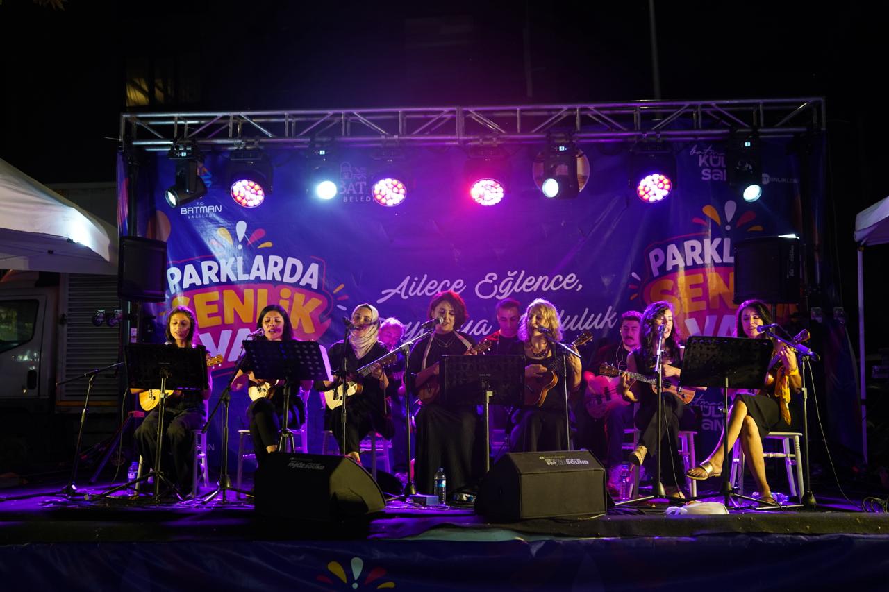 Parklarda ukulele şenliği