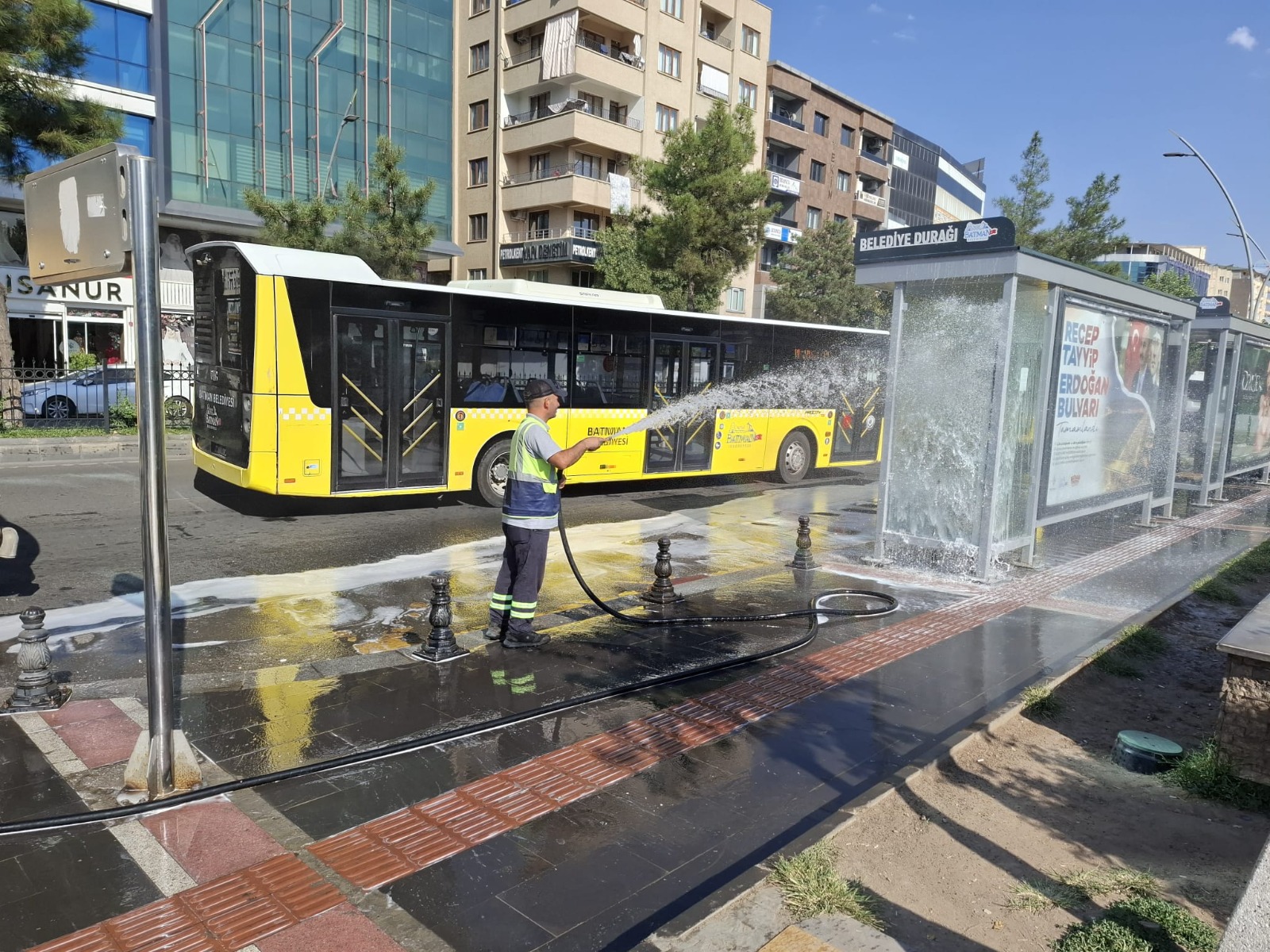 Cadde, park ve mahallelerde temizlik çalışması