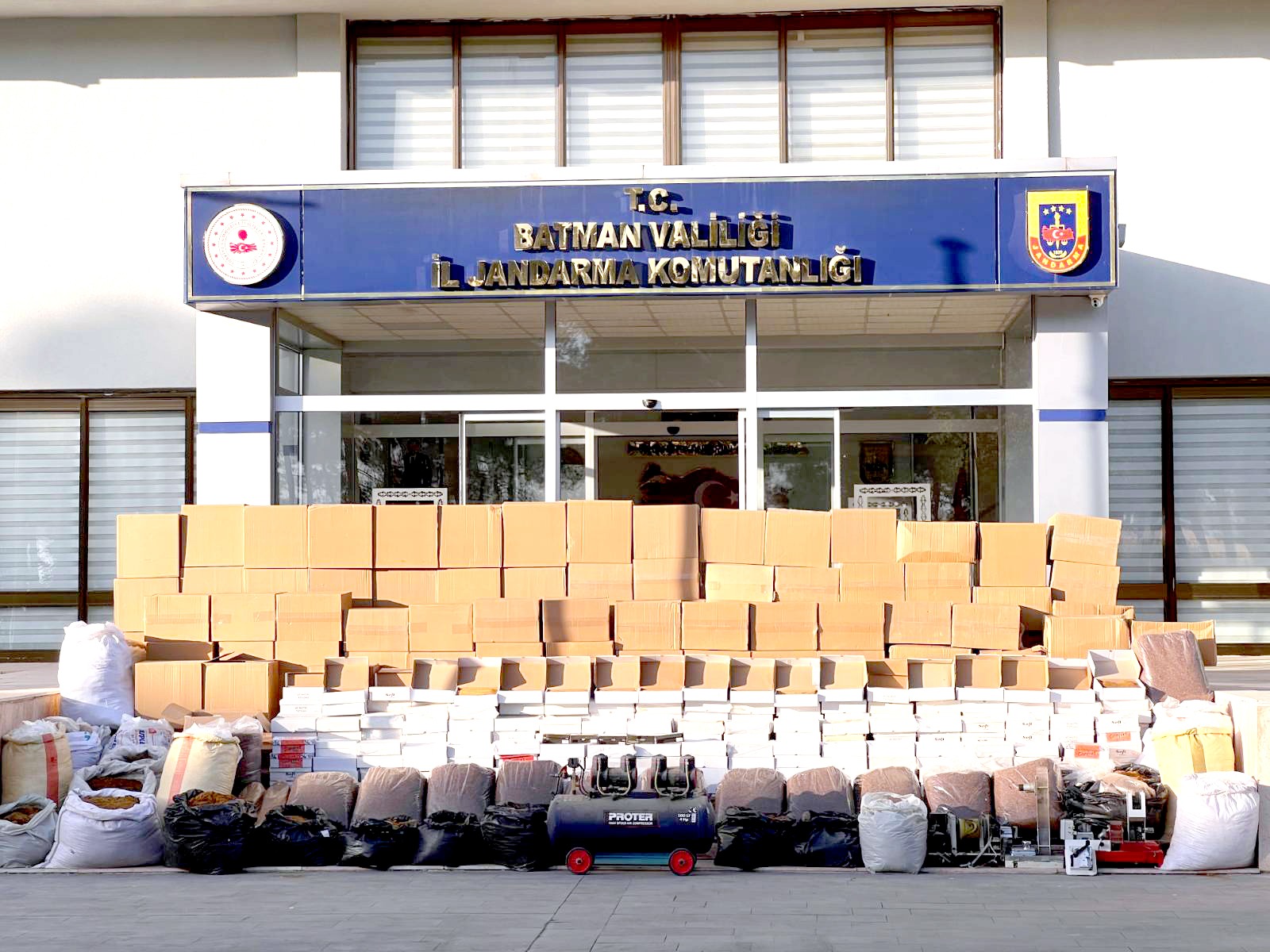 524 Kilo Tütün ve 800 Bin Makaron Ele Geçirildi