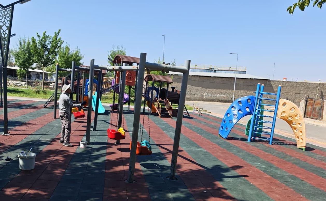 Yıpranan park ekipmanları yenileniyor